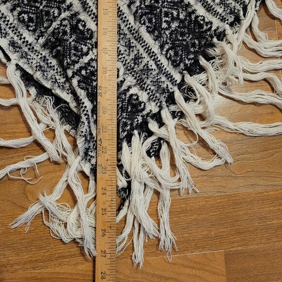 Say What? Shawl Sleeve Asymmetrical Fringes Ponchos Black & Off-White One Size - Picture 8 of 10